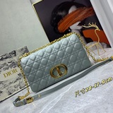 dior caro Большая сумка размером 28 см изготовлена из кожи бычка и украшена фирм