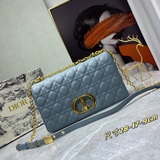 dior caro Большая сумка размером 28 см изготовлена из кожи быка и украшена фирме