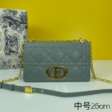 Средняя сумка Di.or Caro размером 25,5 см изготовлена из кожи бычьего рога и укр