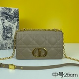 Средняя сумка Di.or Caro размером 25,5 см изготовлена из кожи быка и украшена фи