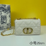 Сумка Dior Caro 20 см из кожи тельца, украшена фирменной стежкой в виде плетения