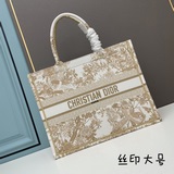 【di0r book tote】 Большинство людей, приобретая товары роскошных брендов, в перву