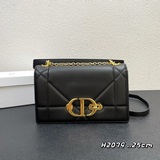 В комплекте подарочная коробка, изготовлена из кожи, сумка Dior 30 Montaigne с ц