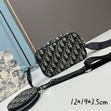 Сумка Dior из новой коллекции с коробкой. Эта сумка с буквой D изготовлена из кл