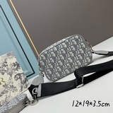 Сумка Dior из новой коллекции с коробкой. Эта сумка с буквой D изготовлена из кл