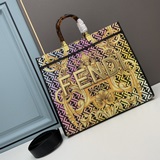 Элементы совместной коллекции FéI X Versace： сумка-тоут с принтом и логотипами о