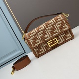 Сумка F E N D 1 Baguette с плетеными буквами из кожи.