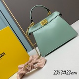 В комплекте с коробкой, оригинальной кожаной сумкой FENDI Peekaboolseeu Petite и