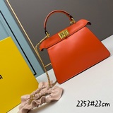 В комплекте с коробкой, оригинальной кожаной сумкой FENDI Peekaboolseeu Petite и