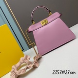 В комплекте с коробкой, оригинальной кожаной сумкой FENDI Peekaboolseeu Petite и