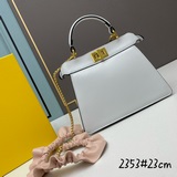 В комплекте с коробкой, оригинальной кожаной сумкой FENDI Peekaboolseeu Petite и