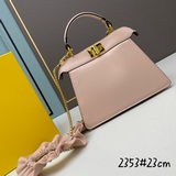 В комплекте с коробкой, оригинальной кожаной сумкой FENDI Peekaboolseeu Petite и