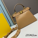 В комплекте с коробкой, оригинальной кожаной сумкой FENDI Peekaboolseeu Petite и