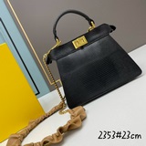 В комплекте с коробкой, оригинальной кожаной сумкой FENDI Peekaboolseeu Petite и