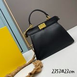 В комплекте с коробкой, оригинальной кожаной сумкой FENDI Peekaboolseeu Petite и