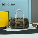 Мини-сумка Fendi в форме боулинга, изготовлена из ткани с узором FF и декором FF