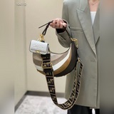 Мини-сумка Fendi под мышкой, отличающаяся формой полумесяца, украшена классическ