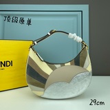 Мини-сумка Fendi под мышкой, отличающаяся формой полумесяца, украшена классическ