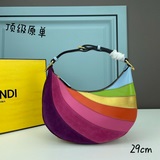 Мини-сумка Fendi под мышкой, отличающаяся формой полумесяца, украшена классическ