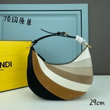 Мини-сумка Fendi под мышкой, отличающаяся формой полумесяца, украшена классическ