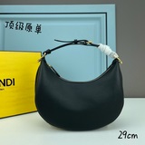 Мини-сумка Fendi под мышкой, отличающаяся формой полумесяца, украшена классическ