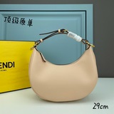 Мини-сумка Fendi под мышкой, отличающаяся формой полумесяца, украшена классическ