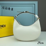 Мини-сумка Fendi под мышкой, отличающаяся формой полумесяца, украшена классическ