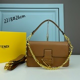 Новейшая модель сумки-батона от Fendi /Versace, представленная на подиуме, уже в