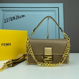 Новейшая модель сумки-батона от Fendi /Versace, представленная на подиуме, появи