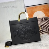 Сумка-тоут от FéI X Versace! Дизайн сочетает в себе логотипы двух брендов и золо