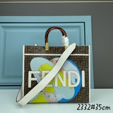 FENDI представляет сумки из весенне-летней коллекции с модными иллюстрациями худ