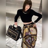 Сумка-тоут от FéI X Versace! Дизайн сочетает в себе логотипы двух брендов и дере