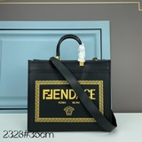 Сумка-тоут от FéI X Versace! Дизайн сочетает в себе логотипы двух брендов и дере