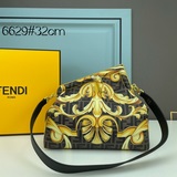 В коллекции Fendi by Versace это было прекрасно воплощено в логотипе FENDI FF.