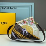 В коллекции Fendi by Versace логотип FENDI FF представлен в новом исполнении.