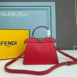 Fendi представляет новую сумку Peekaboolseeu Petite. Это Peeka.