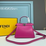 Fendi представляет новую сумку Peekaboolseeu Petite. Это Peeka.
