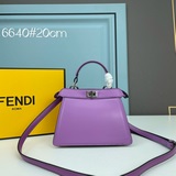 Fendi представляет новую сумку Peekaboolseeu Petite. Это Peeka.