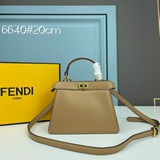 Fendi представляет новую сумку Peekaboolseeu Petite. Это Peeka.