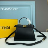 Fendi представляет новую сумку Peekaboolseeu Petite. Это Peeka.