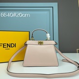 Fendi представляет новую сумку Peekaboolseeu Petite. Это Peeka.