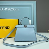 Fendi представляет новую сумку Peekaboolseeu Petite. Это Peeka.
