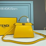 Fendi представляет новую сумку Peekaboolseeu Petite. Это Peeka.