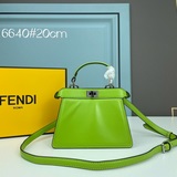 Fendi представляет новую сумку Peekaboolseeu Petite. Это Peeka.