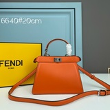 Fendi представляет новую сумку Peekaboolseeu Petite. Это Peeka.