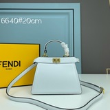 Fendi представляет новую сумку Peekaboolseeu Petite. Это Peeka.