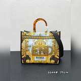 Элементы совместной коллекции FéI X Versace： сумка-тоут с принтом, на котором об