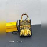 Элементы совместной коллекции FéI X Versace： небольшая сумка-тоут с принтом и ло