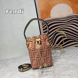 Сумка FENDI Mon Tresor – новейшее творение FENDI с рельефным логотипом FF в стил