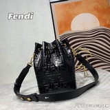 Сумка Mon Tresor большого размера — новейшая модель от Fendi, которая отличается